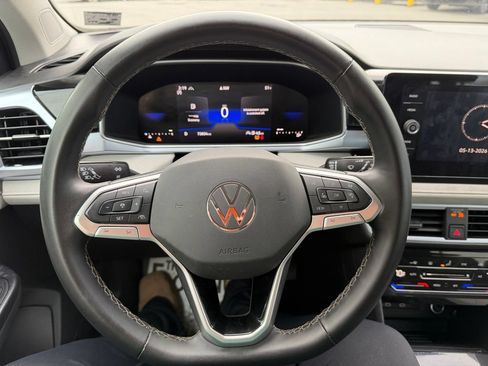 Used 2025 Volkswagen Taos SE AWD/4WD image 15