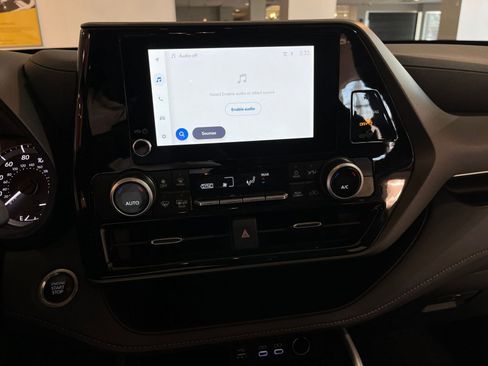 Used 2025 Toyota Highlander LE image 17