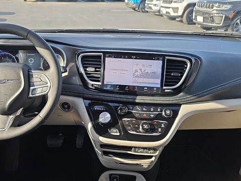 Used 2024 Chrysler Pacifica Touring-L AWD/4WD image 12