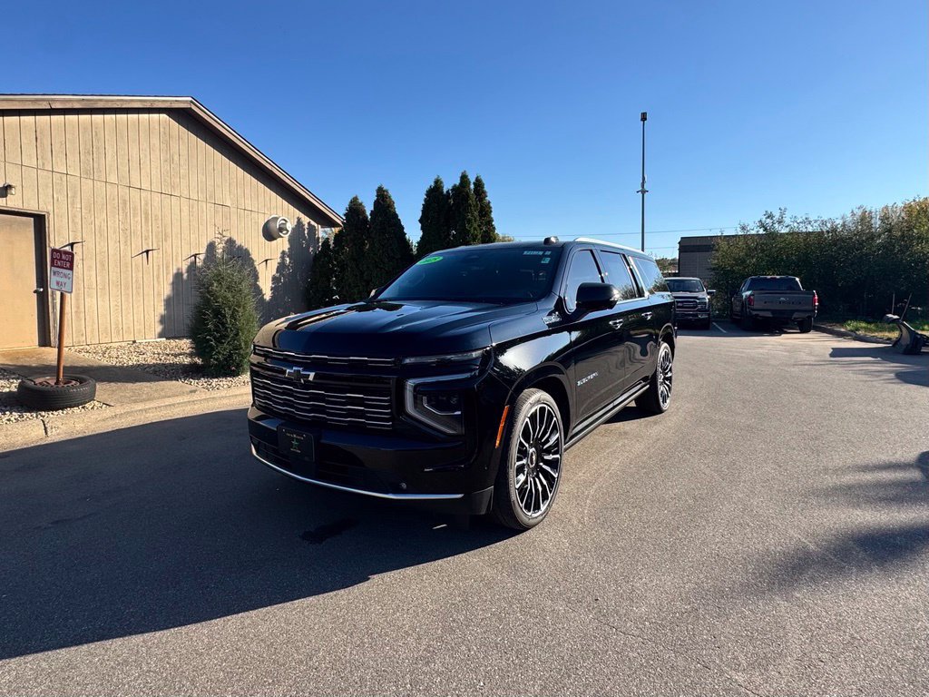 Used 2025 Chevrolet Suburban High Country AWD/4WD image 2