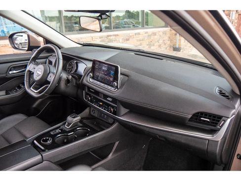 Used 2024 Nissan Rogue SV w/ SV Premium Package AWD/4WD image 15
