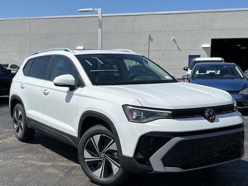 New 2026 Volkswagen Taos SE AWD/4WD image 2