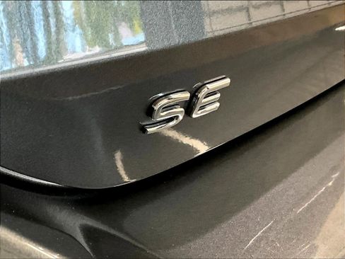 Used 2025 Volkswagen Tiguan SE w/ Panoramic Sunroof Package image 10