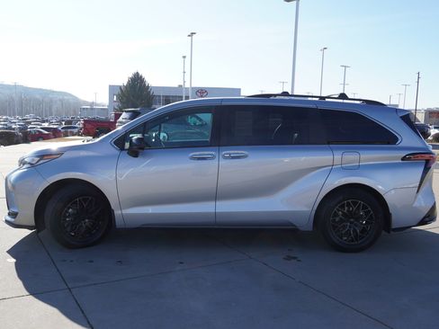 Certified 2022 Toyota Sienna XSE image 5