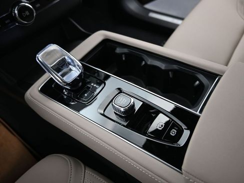 New 2025 Volvo XC90 T8 Core w/ Climate Package image 25