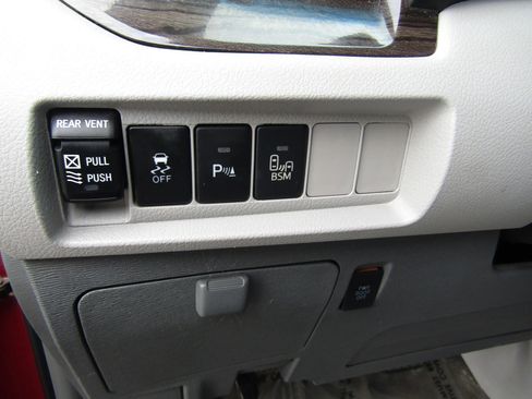 Used 2015 Toyota Sienna XLE w/ XLE Navigation Package image 22