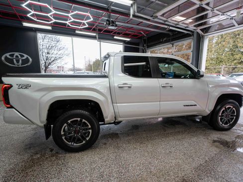 Used 2024 Toyota Tacoma TRD Sport w/ TRD Sport Upgrade Package image 4