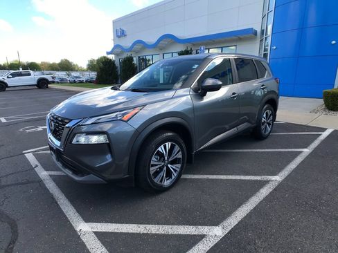 Used 2023 Nissan Rogue SV AWD/4WD image 3