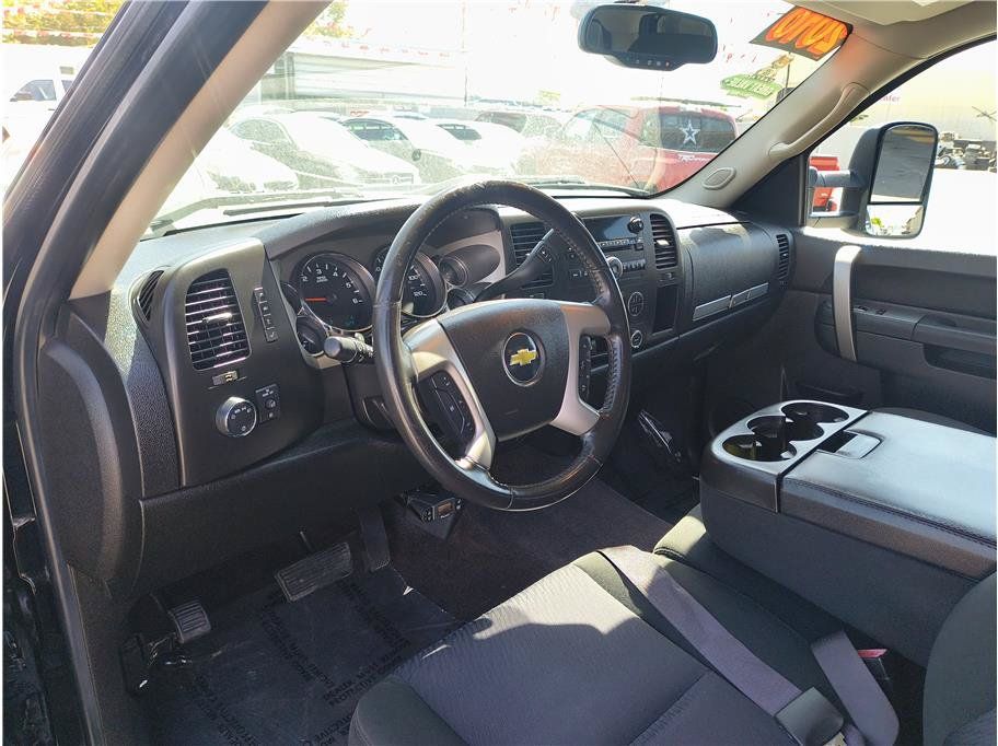 Used 2010 Chevrolet Silverado 2500 LT w/ Interior Plus Package AWD/4WD image 5