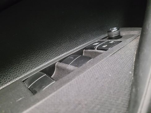 Used 2022 Toyota Corolla LE FWD image 27