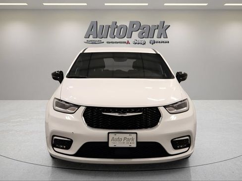 Used 2025 Chrysler Pacifica Select FWD image 4