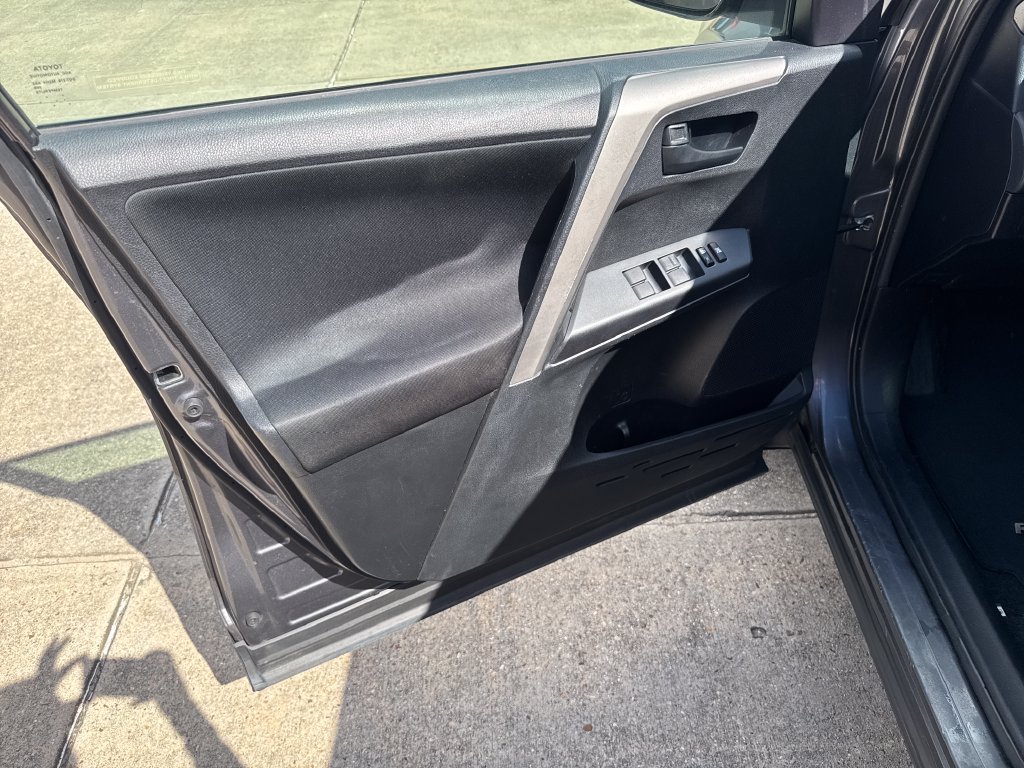 Used 2016 Toyota RAV4 LE FWD image 12