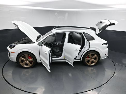 Used 2024 Porsche Cayenne S AWD/4WD image 31