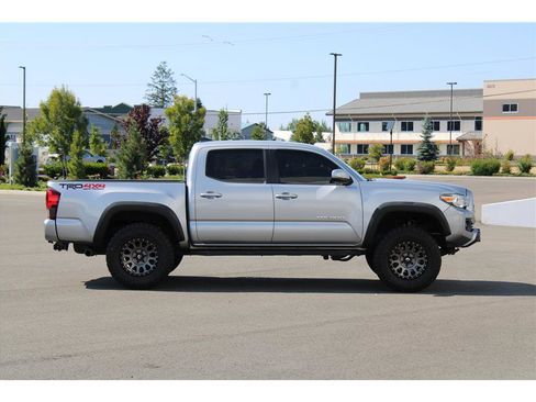 Used 2018 Toyota Tacoma TRD Off-Road w/ Technology Package image 4