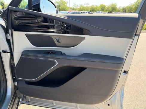 Used 2025 Lincoln Nautilus Premier AWD/4WD image 8