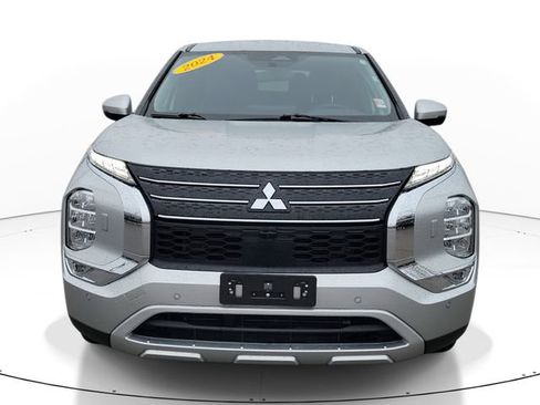 Used 2024 Mitsubishi Outlander SE image 2