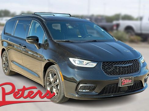 Used 2025 Chrysler Pacifica Limited image 1