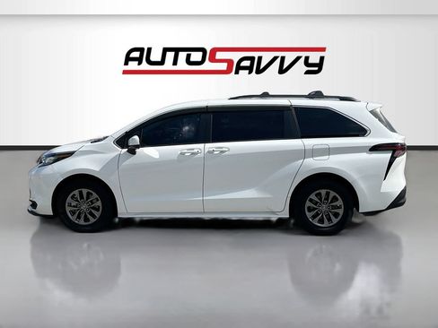 Used 2023 Toyota Sienna LE FWD image 4