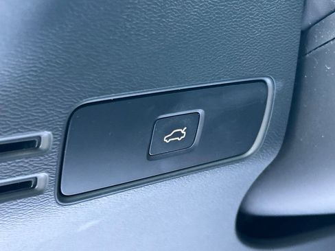 Used 2023 Volvo XC40 B5 Plus image 64