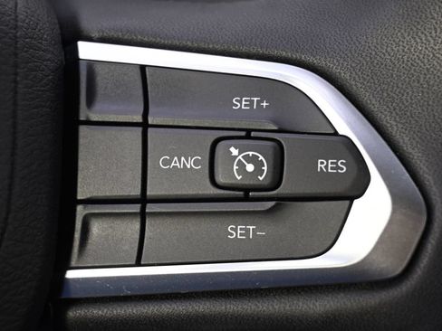 Used 2025 Jeep Compass Latitude w/ Sun & Sound Group AWD/4WD image 33