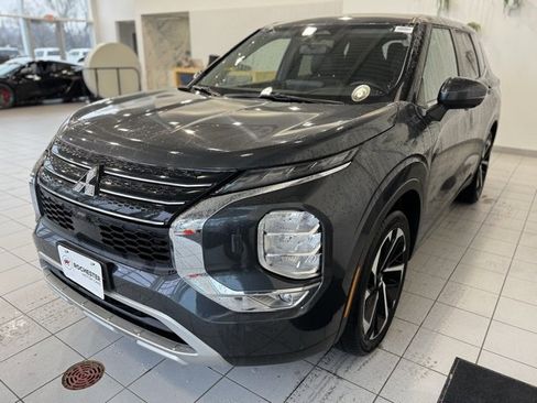 Used 2024 Mitsubishi Outlander SE image 32