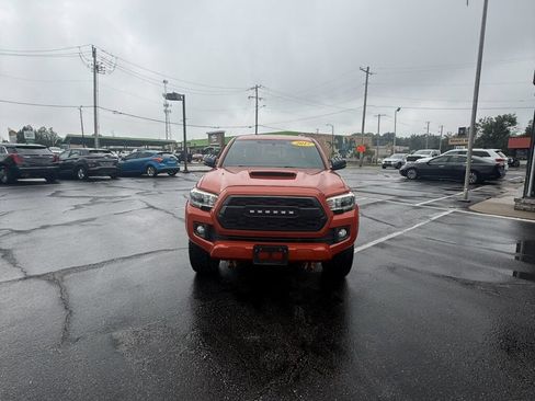 Used 2017 Toyota Tacoma TRD Sport w/ Tow Package (A/T) AWD/4WD image 4