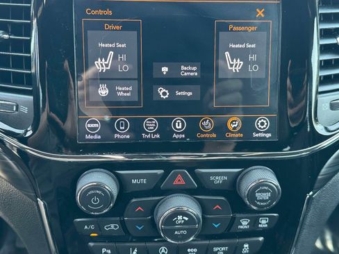 Used 2020 Jeep Grand Cherokee Altitude image 12