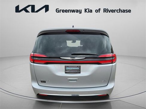 Used 2024 Chrysler Pacifica Touring-L image 6