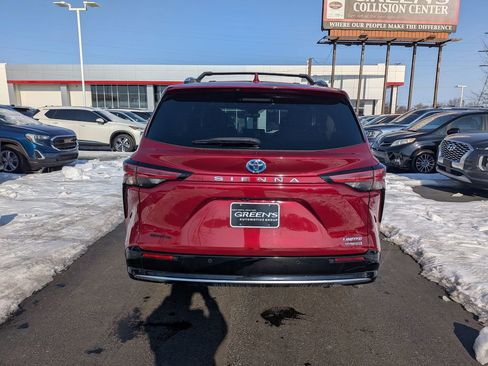 Used 2022 Toyota Sienna Limited image 6