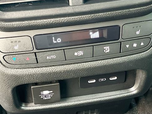 Used 2025 Honda Pilot Black Edition image 27