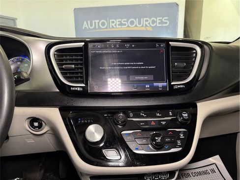 Used 2023 Chrysler Pacifica Touring-L image 38