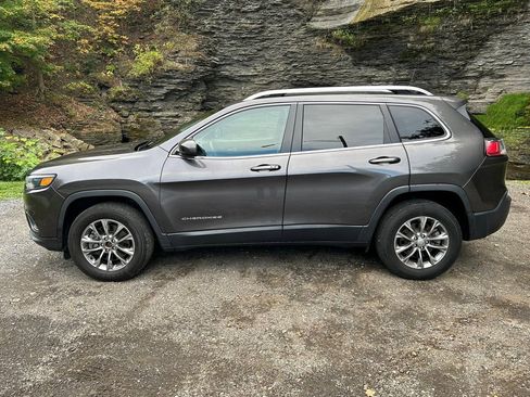 Used 2020 Jeep Cherokee Latitude Plus image 2