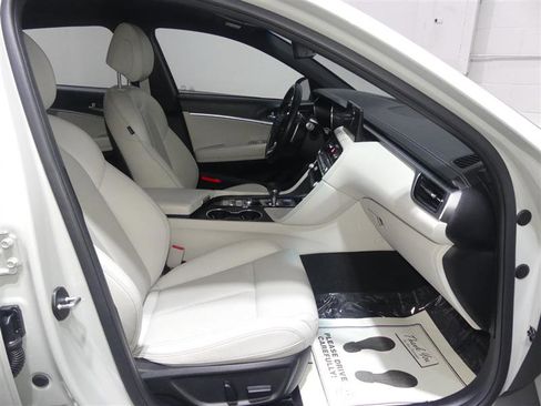 Used 2025 Genesis G70 2.5T image 22