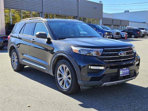 Used 2022 Ford Explorer XLT w/ Equipment Group 202A image 7