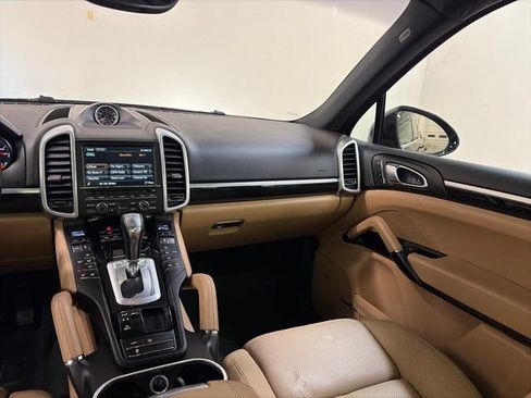 Used 2016 Porsche Cayenne w/ Premium Package AWD/4WD image 26