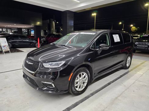Used 2023 Chrysler Pacifica Touring-L image 2