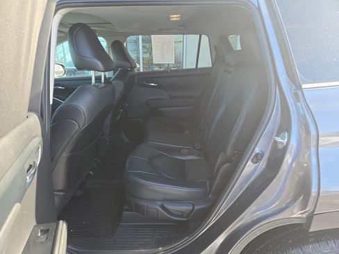 Used 2021 Toyota Highlander XLE image 24