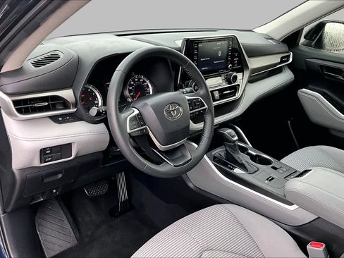 Used 2022 Toyota Highlander LE FWD image 17