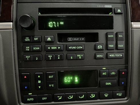 Used 2005 Lincoln Town Car Signature Limited image 34