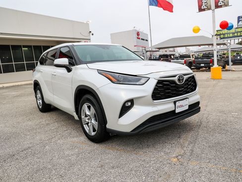 Used 2024 Toyota Highlander LE FWD image 5