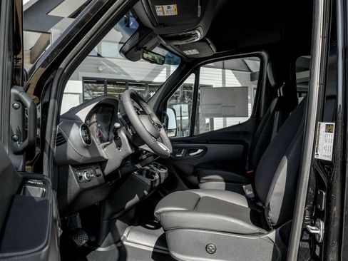 Used 2025 Mercedes-Benz Sprinter 2500 image 12