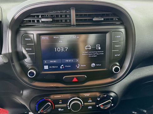 Used 2023 Kia Soul LX w/ LX Technology Package FWD image 18