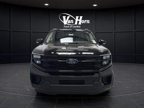 Used 2025 Ford Expedition Active AWD/4WD image 2