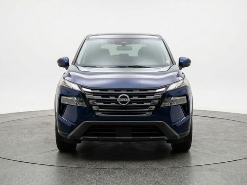 Used 2025 Nissan Rogue SV image 2