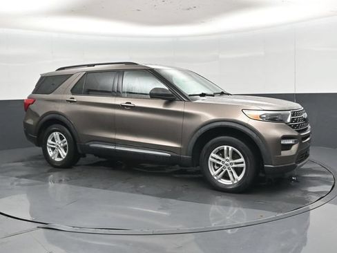 Used 2021 Ford Explorer XLT w/ Equipment Group 202A AWD/4WD image 34