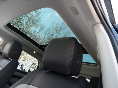 Used 2025 Land Rover Range Rover Evoque Dynamic SE image 9