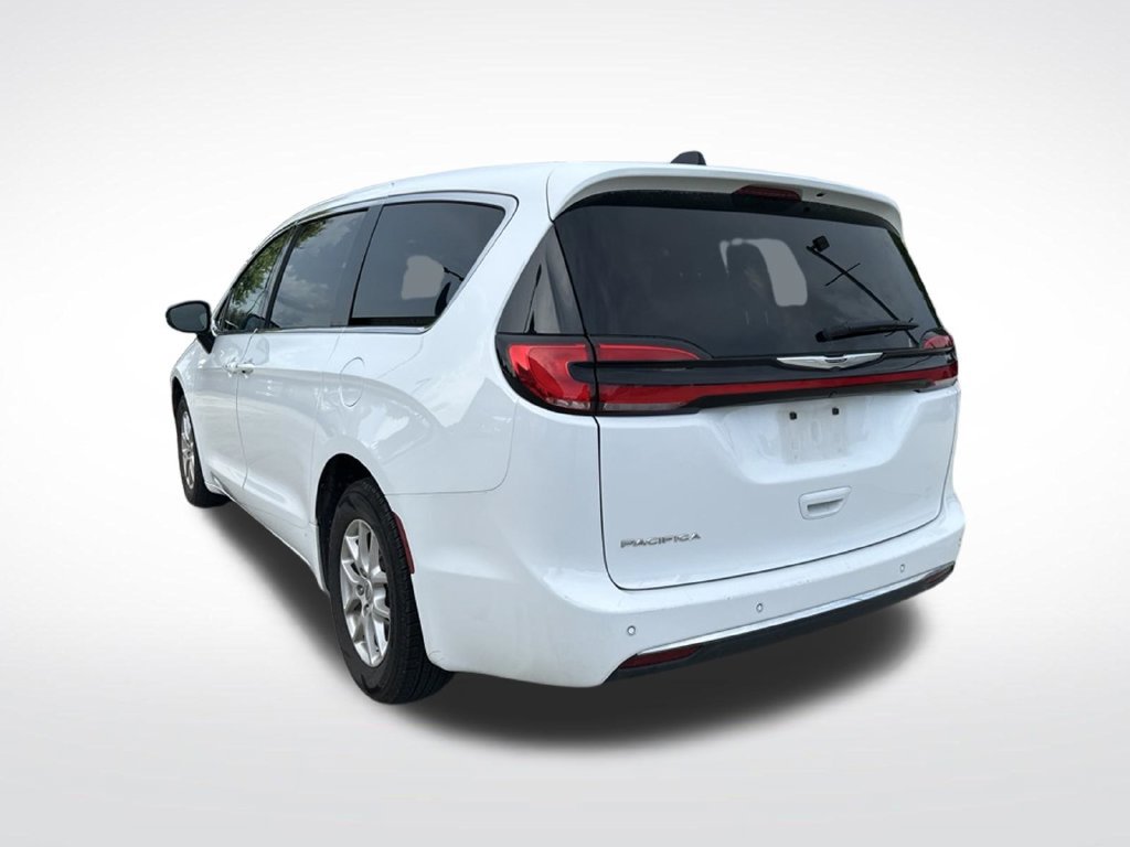 Used 2024 Chrysler Pacifica Touring-L FWD image 10