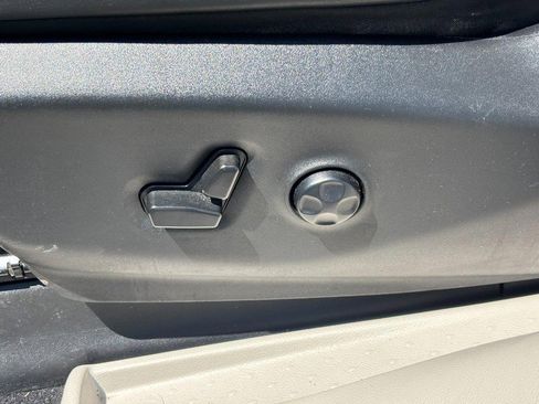 Used 2023 Chrysler Pacifica Touring-L FWD image 16