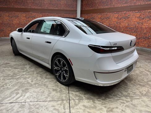 Used 2025 BMW i7 eDrive50 w/ Premium Package image 3