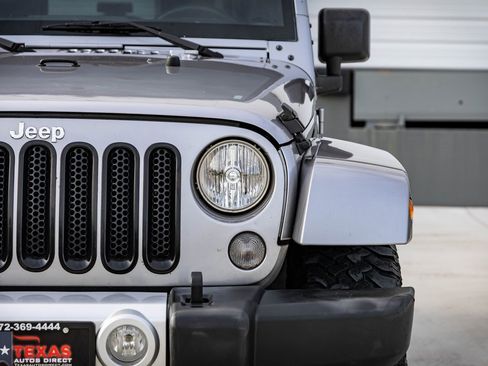 Used 2015 Jeep Wrangler Unlimited Sahara w/ Dual Top Group image 4